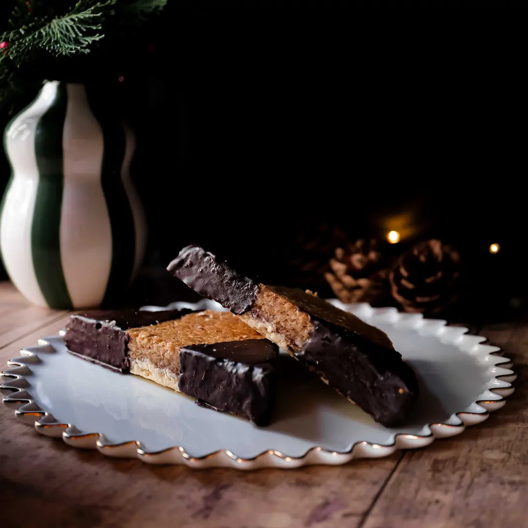 Veganes Nussecken Duo von Kuchentratsch auf festlichem Teller