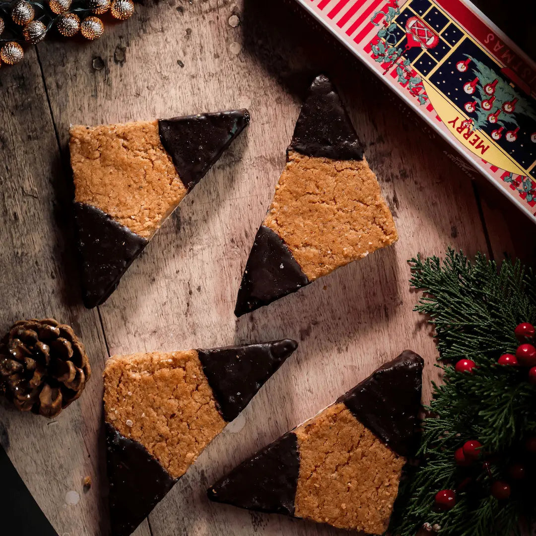 Nussecken von Kuchentratsch mit weihnachtlicher Deko auf Holztisch
