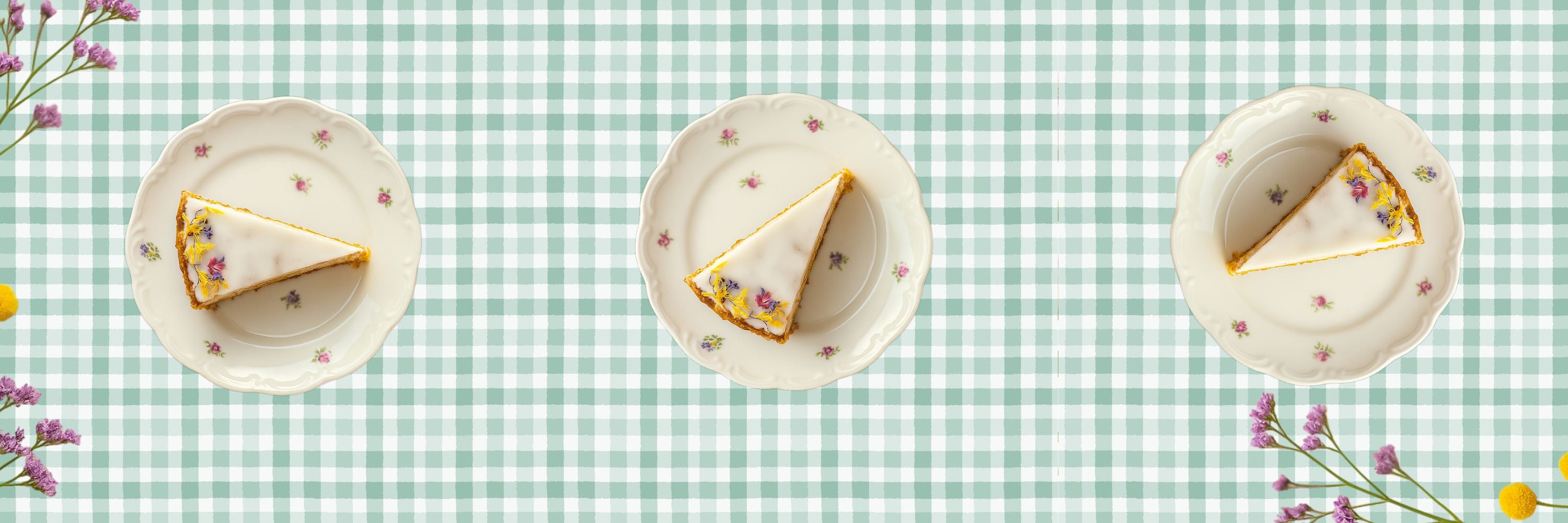 Drei Stücke des veganen Karottenkuchens von Kuchentratsch auf Teller auf hellblau-weiß-karierten Hintergund mit Blumen