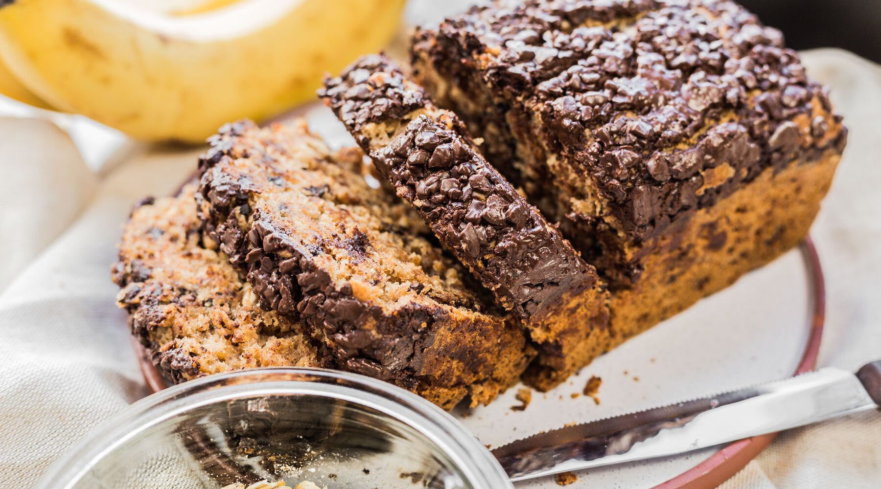 aufgeschnittenes, schokoladiges Bananbrot nach dem Rezept von Oma Brigitte von Kuchentratsch