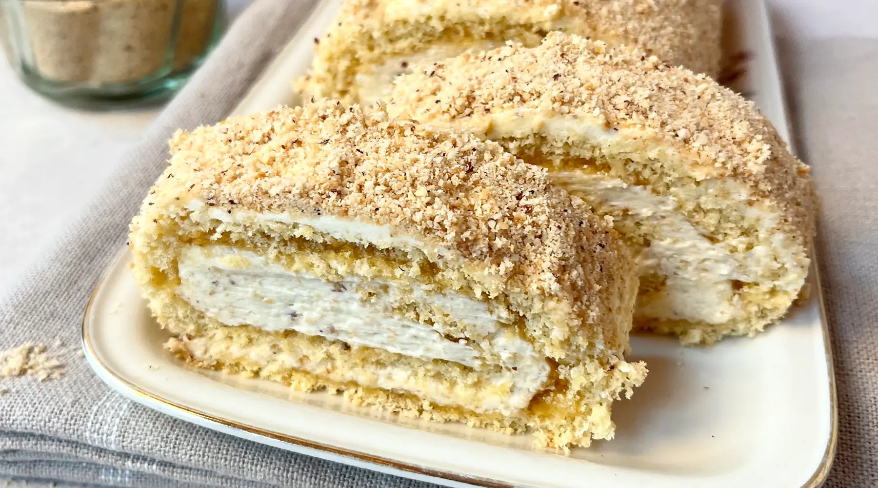 Nussroulade von Oma Anna von Kuchentratsch auf Servierplatte