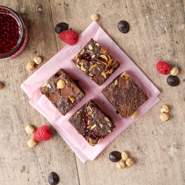 Die Brownies von Oma Brigitte im 4er Set in den Sorten Himbeere und Haselnuss auf Holztisch 