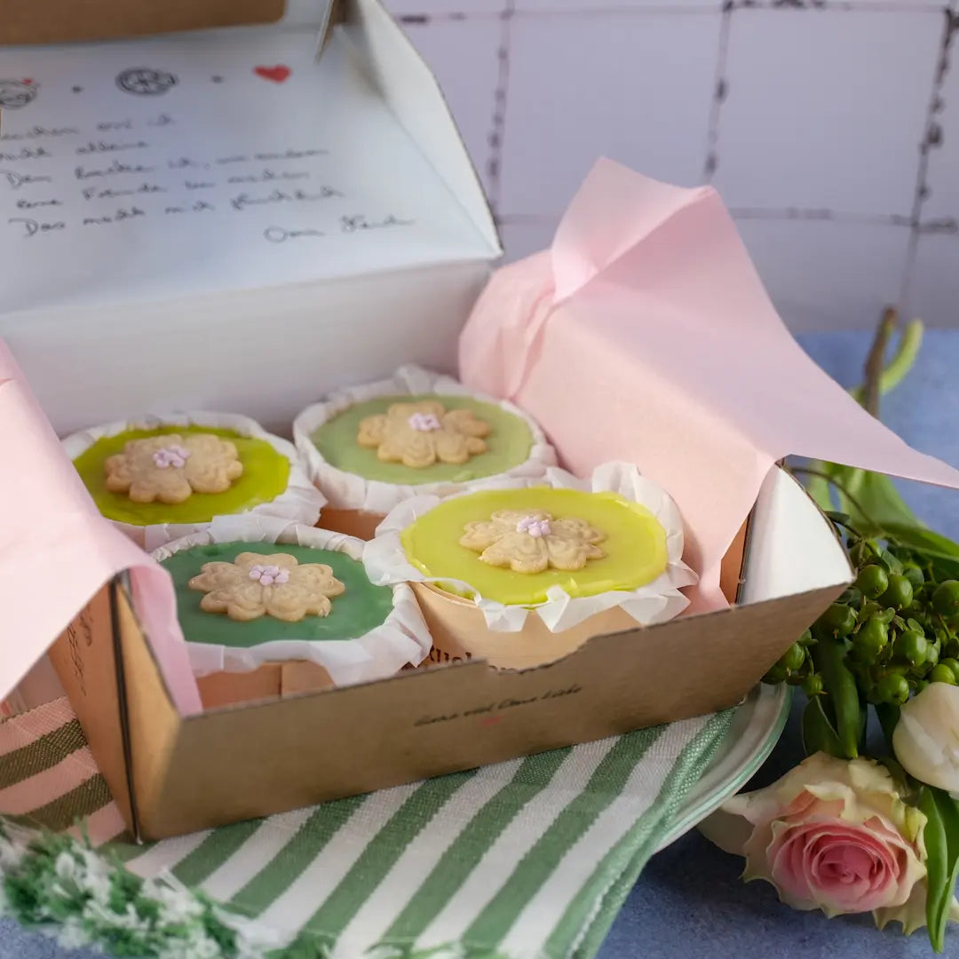 Die Frühlingstörtchen von den Kuchentratsch Omas in ihrem Versandkarton.  