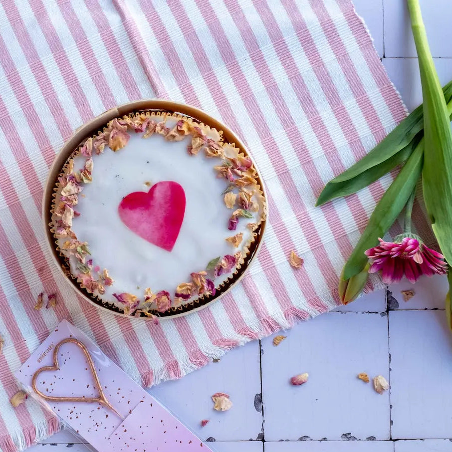Unser Herzkuchen Karotte mit Herzwunderkerze auf Tischdecke von Kuchentratsch 