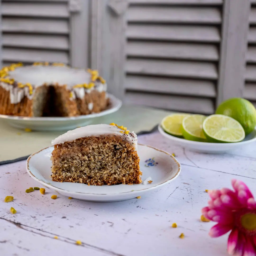 Lemon Poppyseed Kuchen von Oma Hilde mit Mohn und Zitrone, frisch gebacken von den Senior*innen bei Kuchentratsch