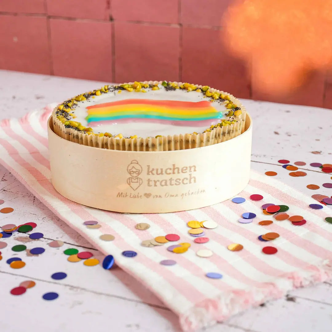 Lemon Love Pride Kuchen dekoriert mit Regenbogen Flagge von Oma Hilde auf Tisch mit Konfetti 