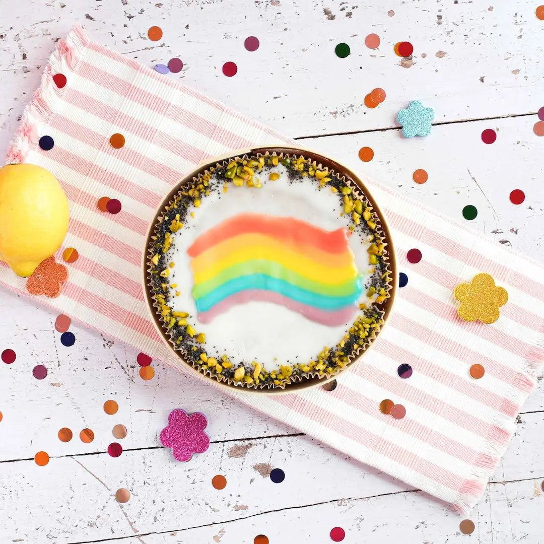 Lemon Love Pride Kuchen von Oma Hilde auf Tisch mit Konfetti und Zitrone 