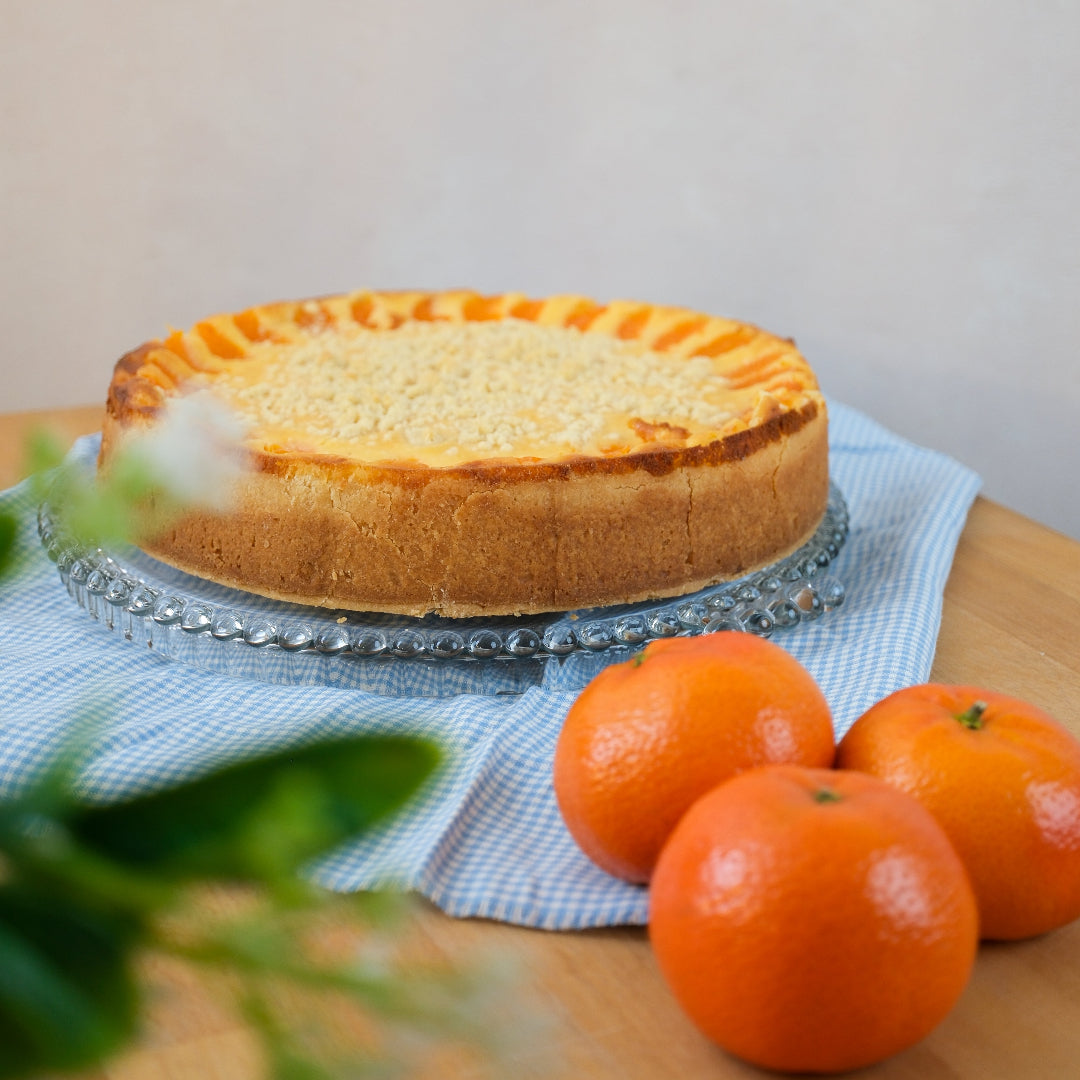 Mandarine Schmand Kuchen von Kuchentratsch seitlich