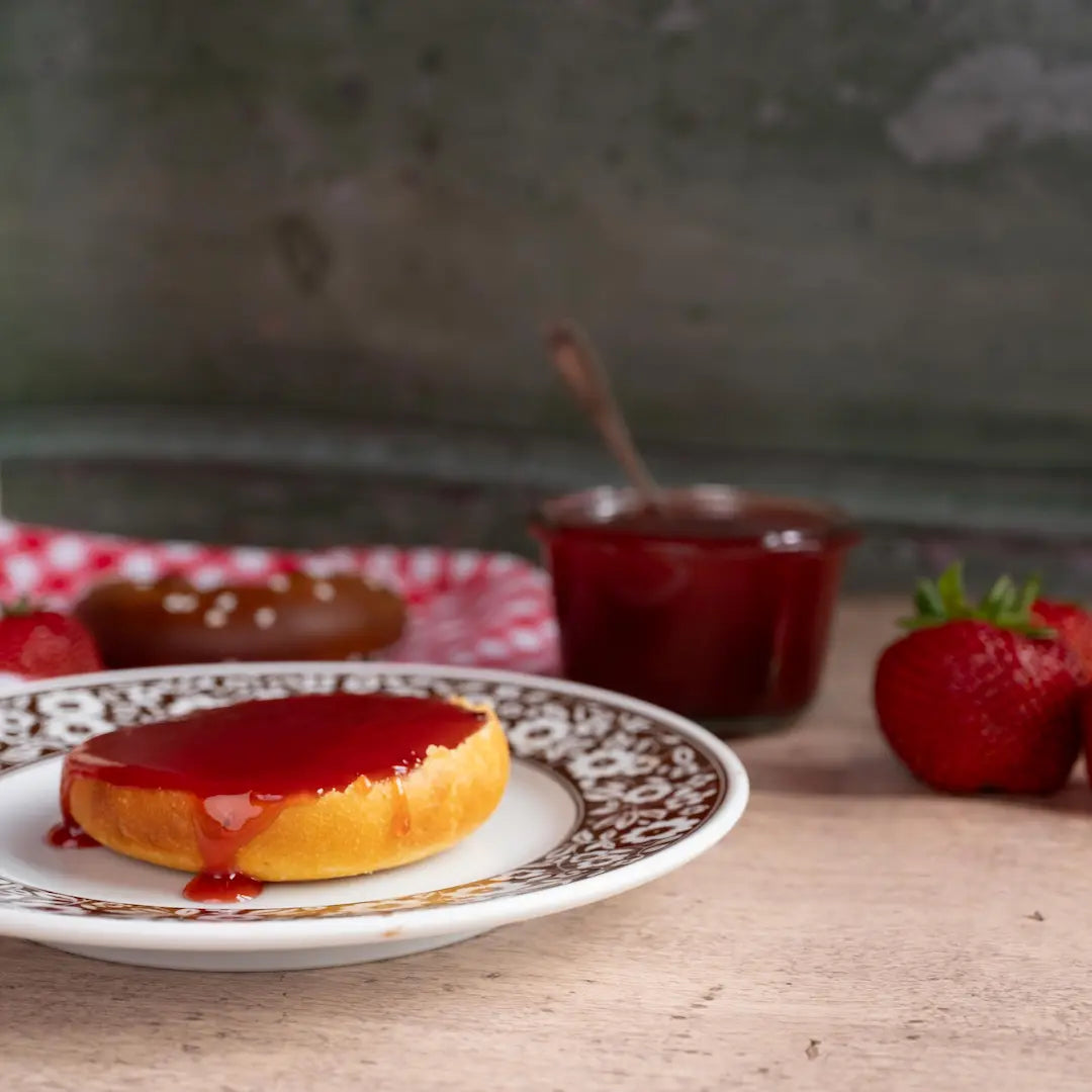 Erdbeer Marmelade von Kuchentratsch auf Brioche, daneben frische Erdbeeren 
