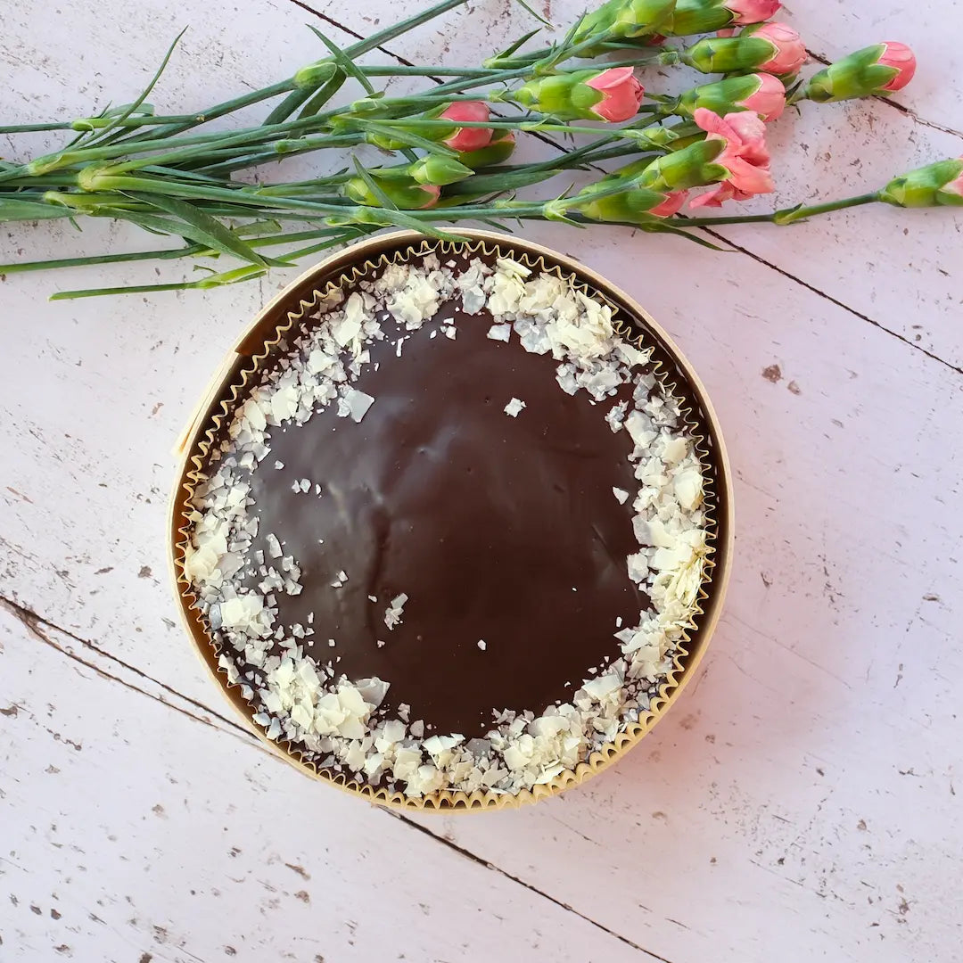 Marmor-Kuchen von Oma Conny von Kuchentratsch auf Tisch von oben mit Blumen 