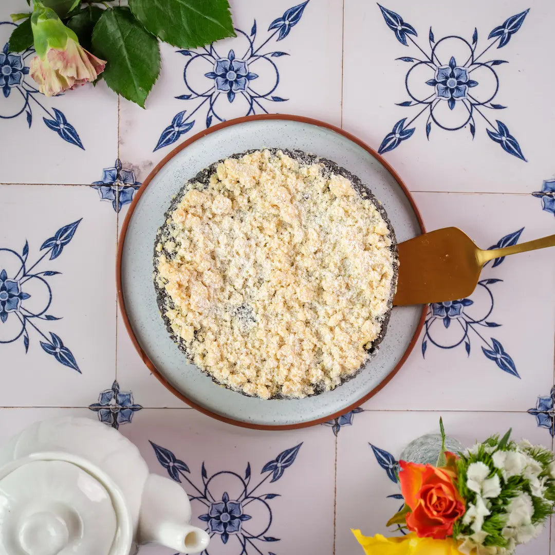 Ein echter Klassiker, der immer geht: saftige Mohnfüllung trifft auf buttrige Streusel und einen zarten Boden. Handgemacht in unserer Backstube in München, mit viel Liebe von unseren Seniorinnen und Senioren. Dieser Kuchen schmeckt wie ein Nachmittag bei Oma – vertraut, köstlich und einfach rundum gemütlich.
