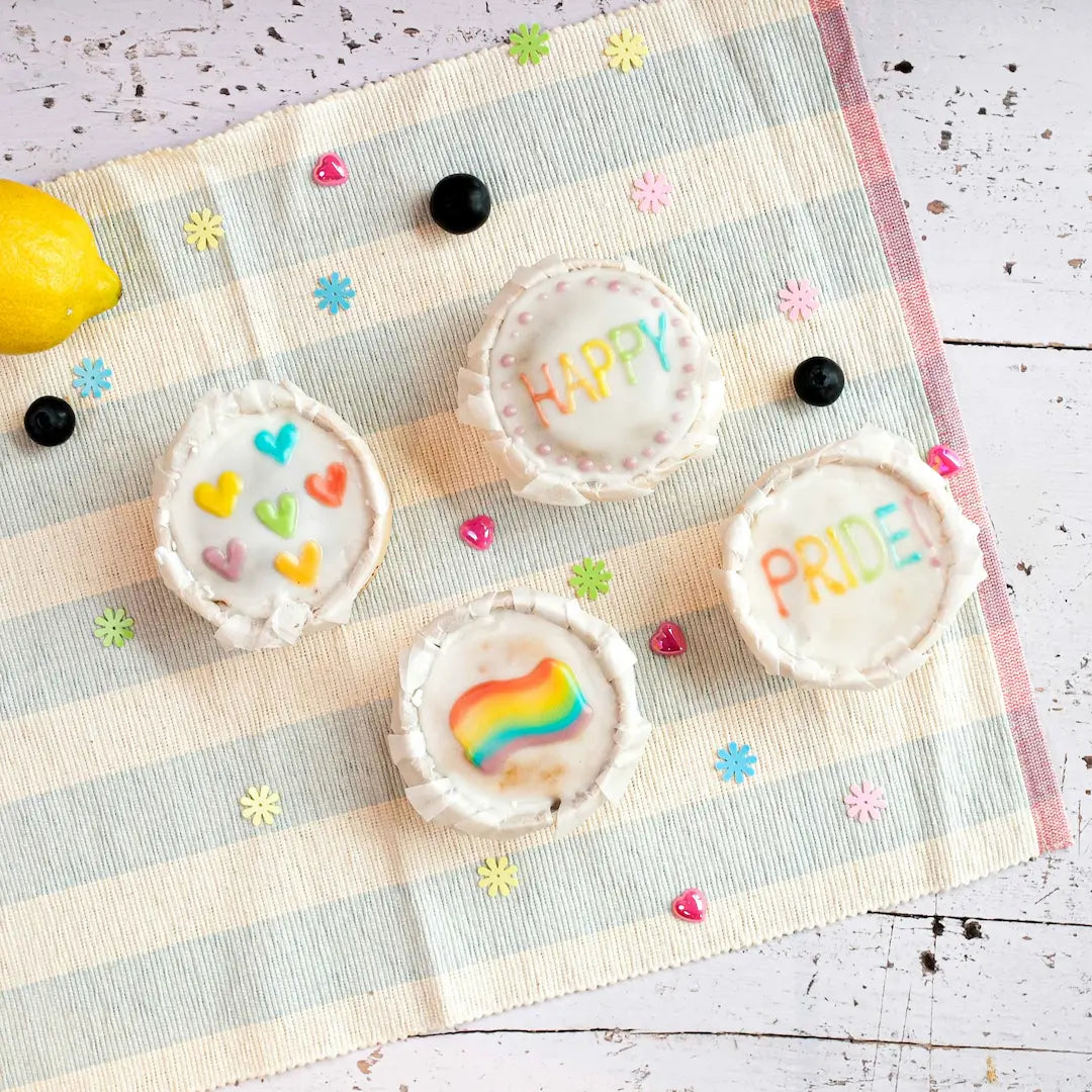 Das Kuchentratsch Muffin Set im Happy Pride Look von oben auf Untersetzer