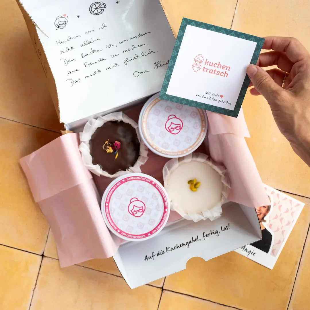 Muffin- und Marmeladen-Set von Kuchentratsch mit Schoko- und Zitronenmuffin sowie Aprikosen- und Himbeerfruchtaufstrich, liebevoll verpackt