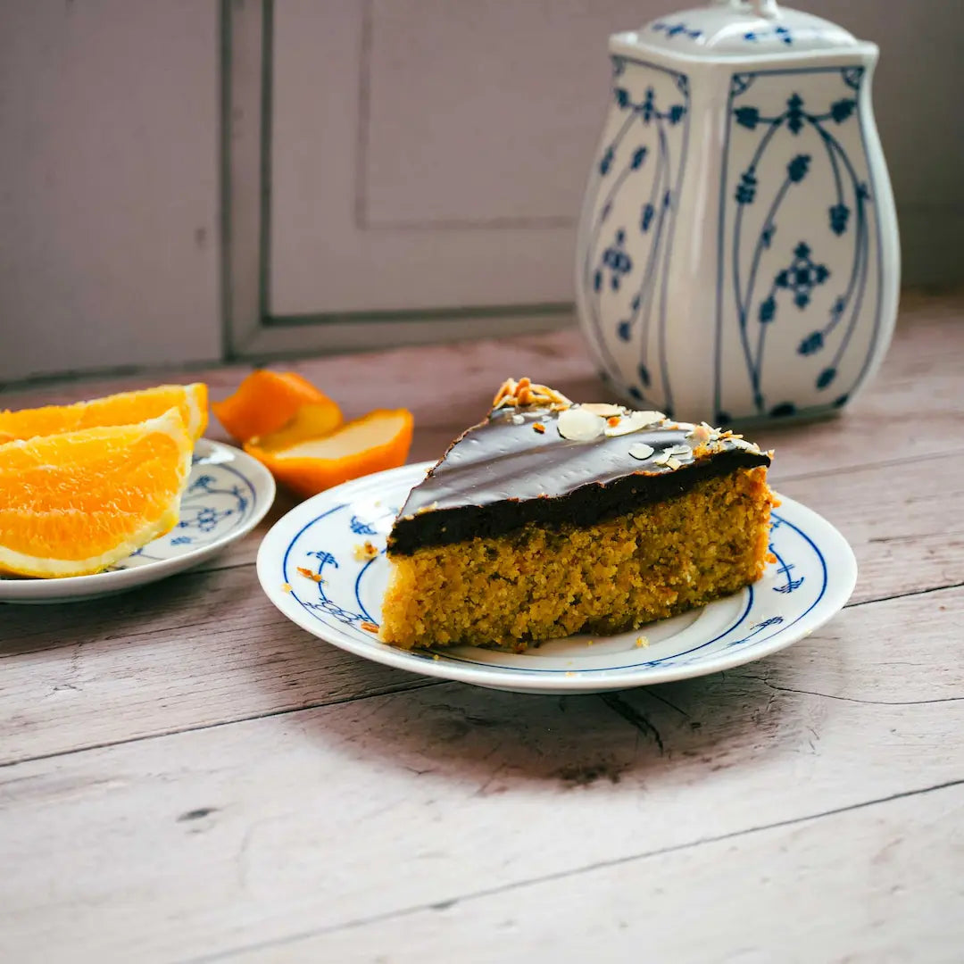 Ein Stück Orangen Mandel Tarte von Kuchentratsch auf Holztisch 