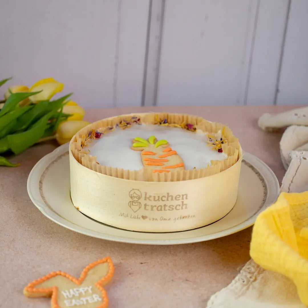 Der Kuchentratsch Karottenkuchen von Oma Irmgard im schönen Osterlook mit einer Karotte aus Mürbteig. 