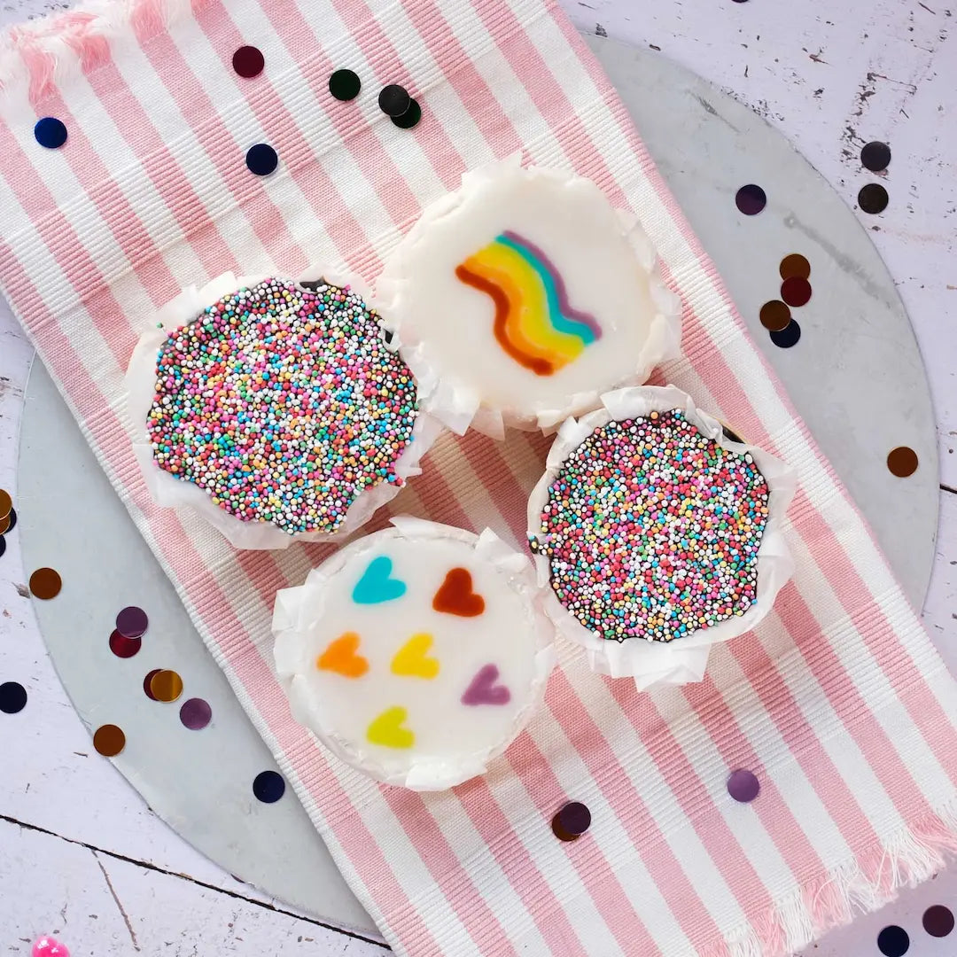 Das Kuchentratsch Muffin Set im Happy Pride Look von oben auf Untersetzer
