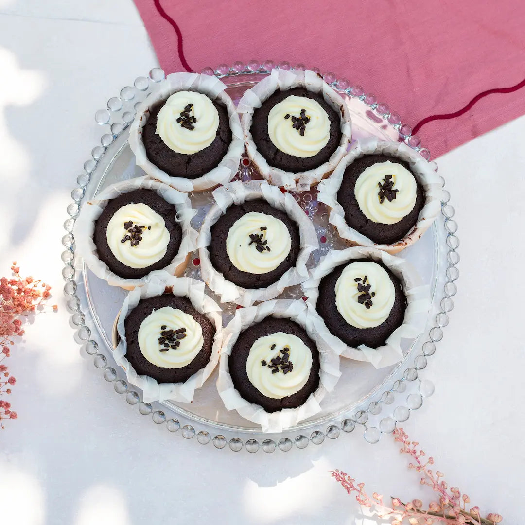 Schokocupcakes von Oma Hilde auf Tisch von Kuchentratsch 