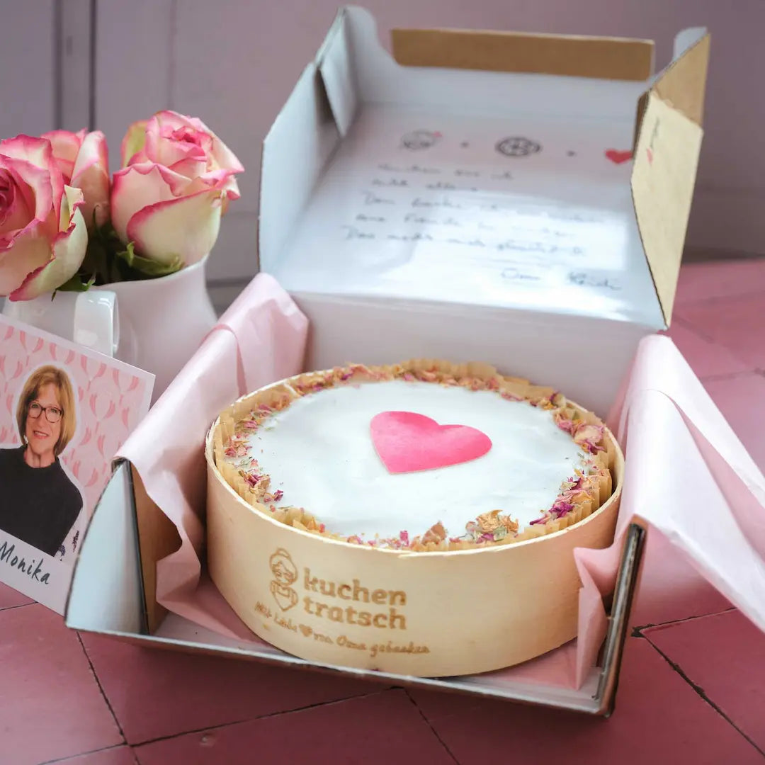 Karottenkuchen im Herz-Look von Kuchentratsch im Versandkarton auf Tisch 