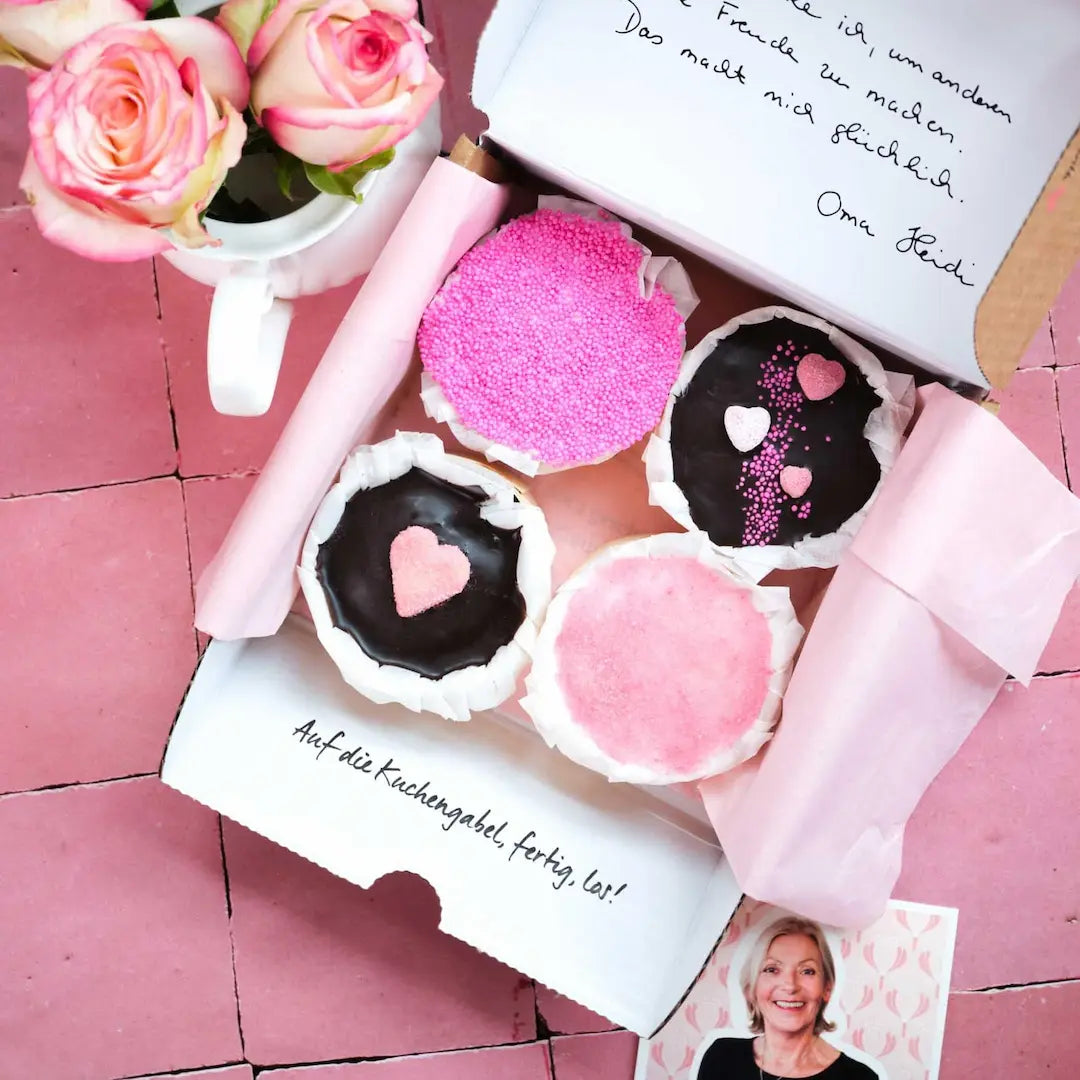 Die Kuchentratsch Valentinstagstörtchen im 4er Set dekoriert mit handegmachter Herzchenverzierung 