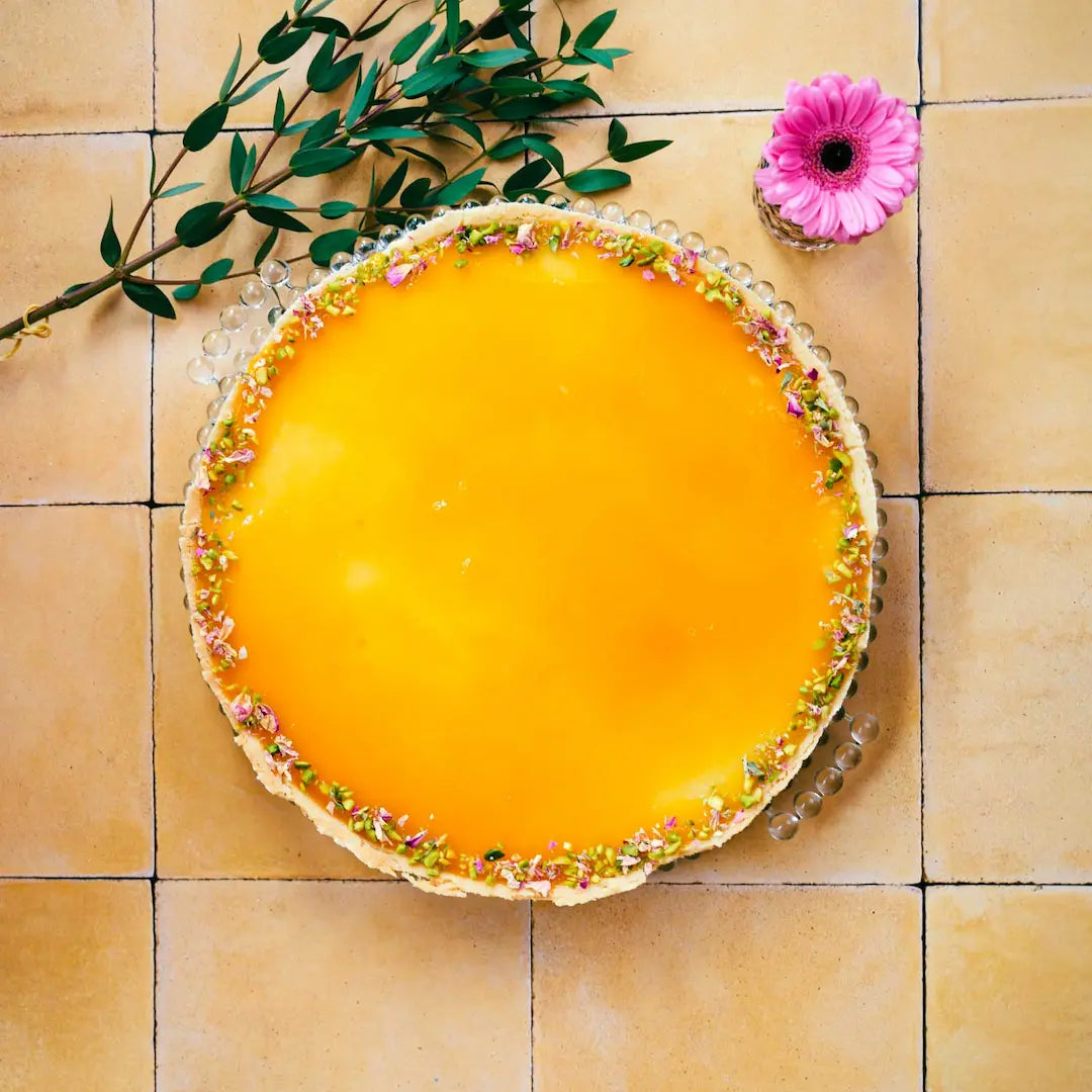 Zitronen Passionsfrucht Tarte fotografiert von oben 