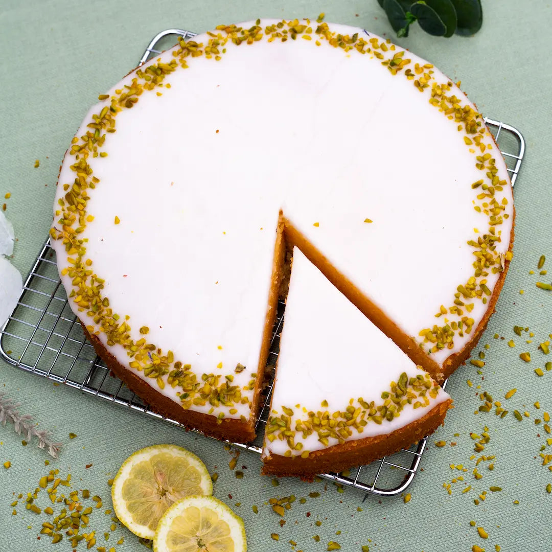Großer Zitronenkuchen von Oma Margit von Kuchentratsch angeschnitten 