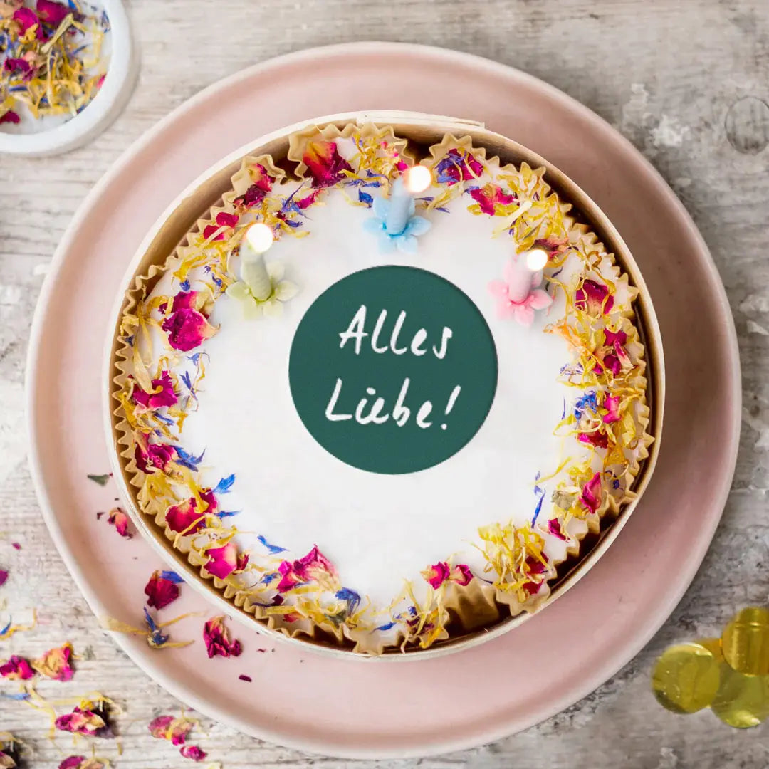 Mini Geburtstagskuchen Karotte von Kuchentratsch mit türkiser Happy-Birthday Oblate