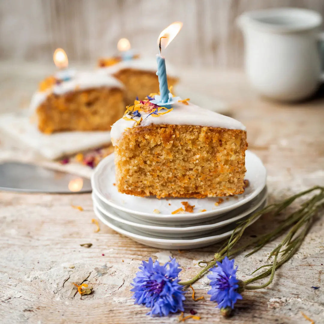 Ein Stück Mini Geburtstagskuchen Karotte von Kuchentratsch mit  Oblate