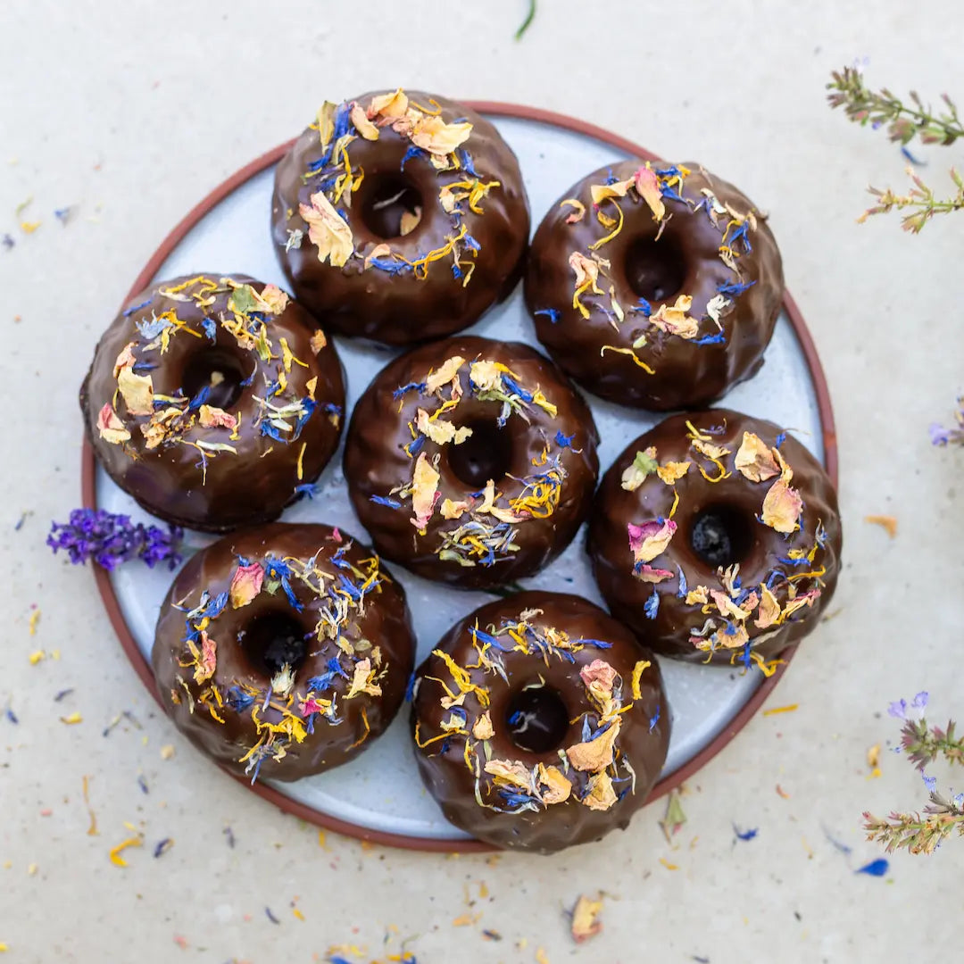 Mini Schokoguglhupf von Oma Angie von Kuchentrutsch im Set mit Blütendeko